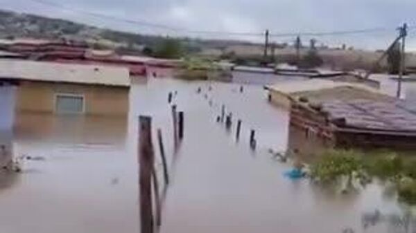 La fureur des eaux: les inondations ravagent la province du Cap-Oriental, en Afrique du Sud - Sputnik Afrique