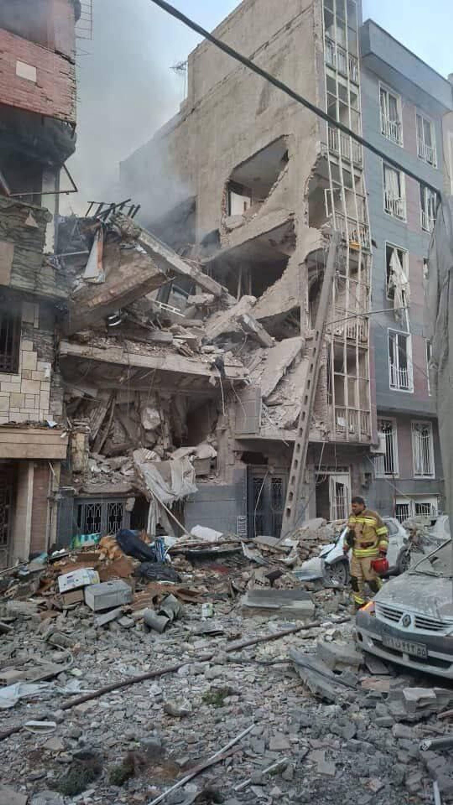 Footage of destruction from Patrice Lumumba Street in Tehran Footage of destruction from Patrice Lumumba Street in Tehran - Sputnik Africa, 1920, 13.06.2025