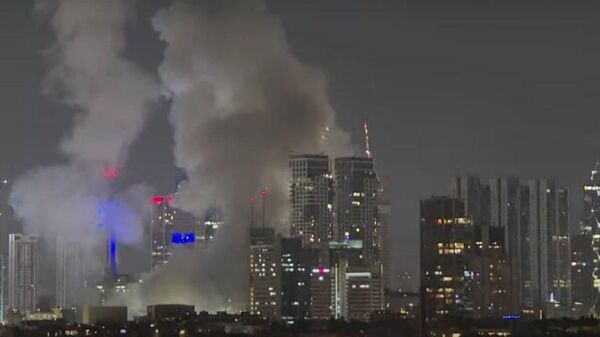 Une colonne de fumée s'élève depuis le centre de Tel Aviv, ce serait une frappe directe - Sputnik Afrique