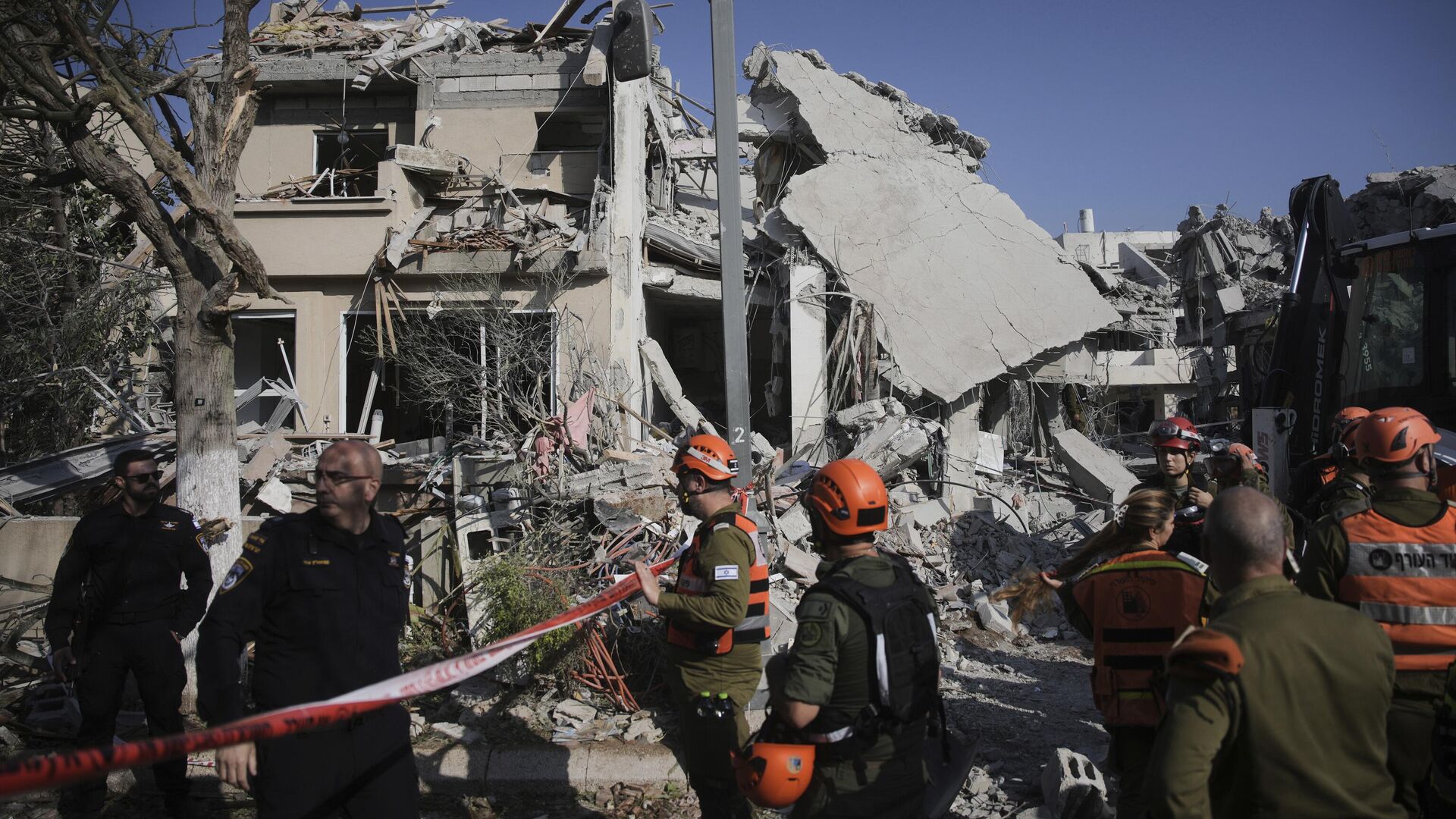 Israeli security forces inspect destroyed houses that were struck by a missile fired from Iran, in Rishon Lezion, Israel on Saturday, June 14, 2025. (AP Photo/Ohad Zwigenberg) Israeli security forces inspect destroyed houses that were struck by a missile fired from Iran, in Rishon Lezion, Israel on Saturday, June 14, 2025. (AP Photo/Ohad Zwigenberg) - Sputnik Afrique, 1920, 14.06.2025
