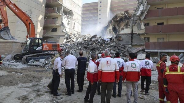 des secouristes travaillent sur les lieux d'une explosion après une frappe israélienne à Téhéran, Iran, vendredi 13 juin 2025. - Sputnik Afrique
