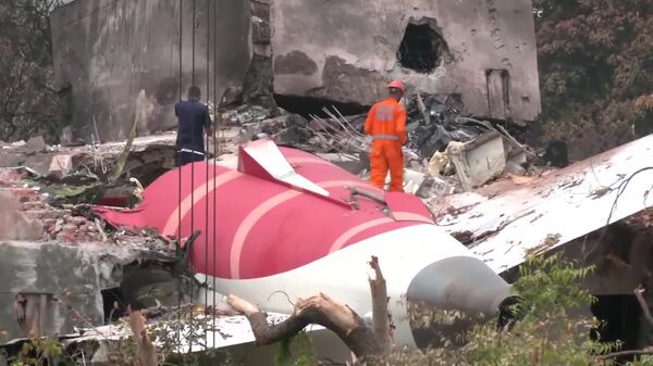 #viral | Emergency Crews Inspect Wreckage of Crashed Indian Dreamliner on Roof of Medical Dormitory in Ahmedabad - Sputnik Africa