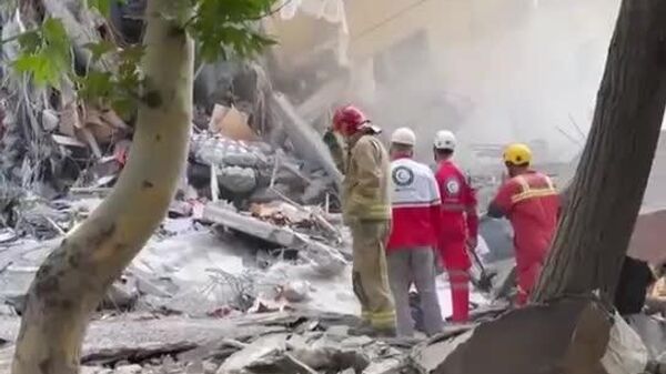 Footage of a collapsed residential building in Tehran following an Israeli strike - Sputnik Africa