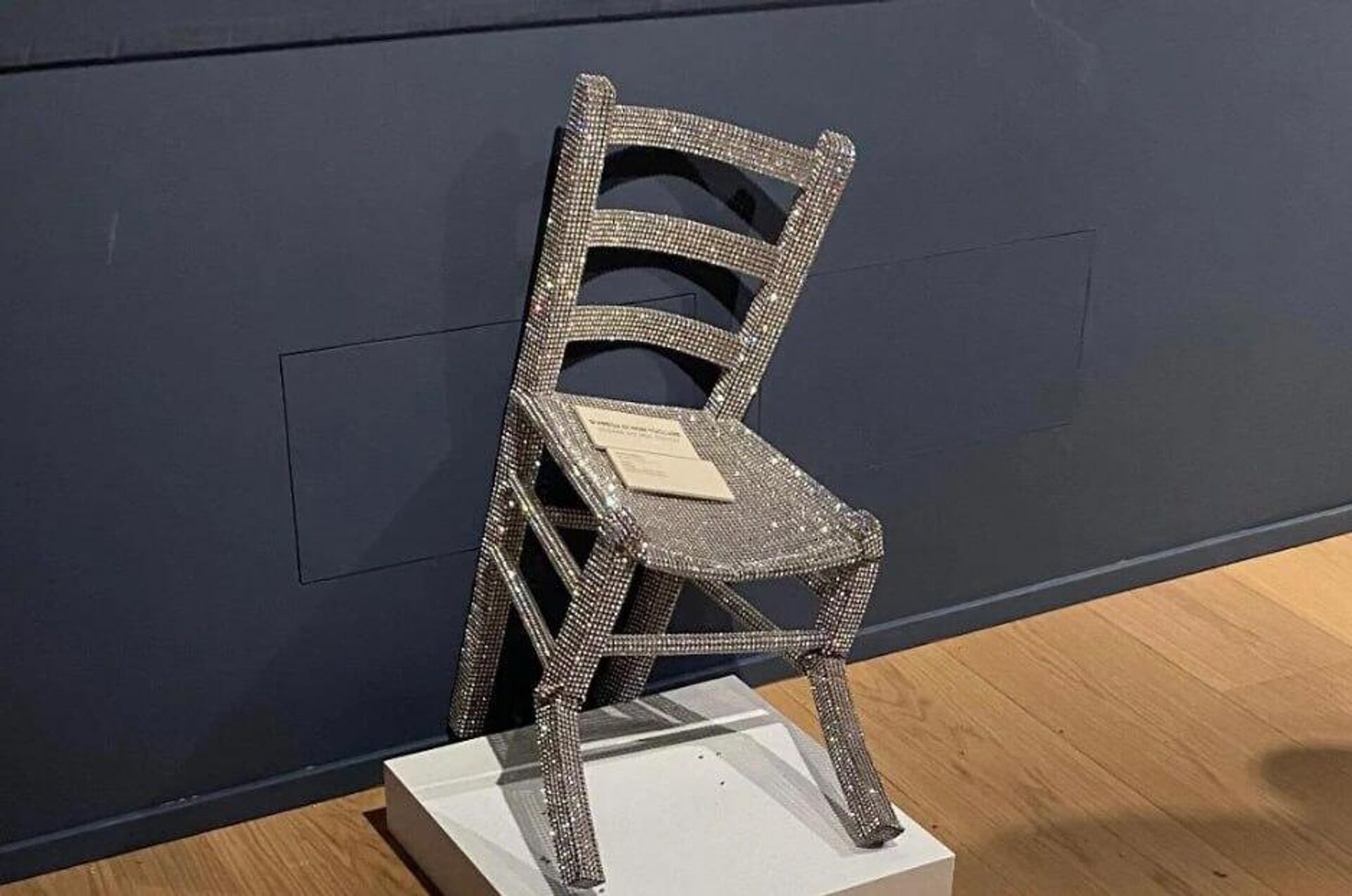 #viral | Photo Op Gone Crunch: Glittery Van Gogh Chair Takes Tumble in Tourist Tiff #viral | Photo Op Gone Crunch: Glittery Van Gogh Chair Takes Tumble in Tourist Tiff - Sputnik Africa, 1920, 14.06.2025