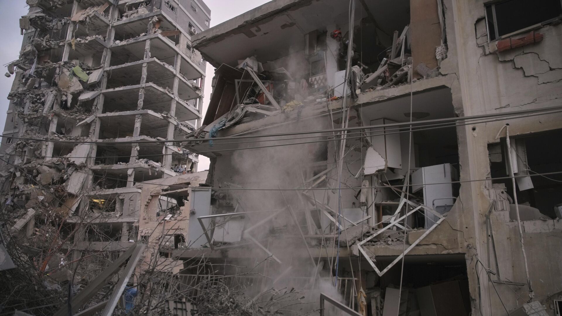 Conséquences d'une frappe iranienne contre un site près de Tel Aviv, le 15 juin 2025 Conséquences d'une frappe iranienne contre un site près de Tel Aviv, le 15 juin 2025 - Sputnik Afrique, 1920, 15.06.2025