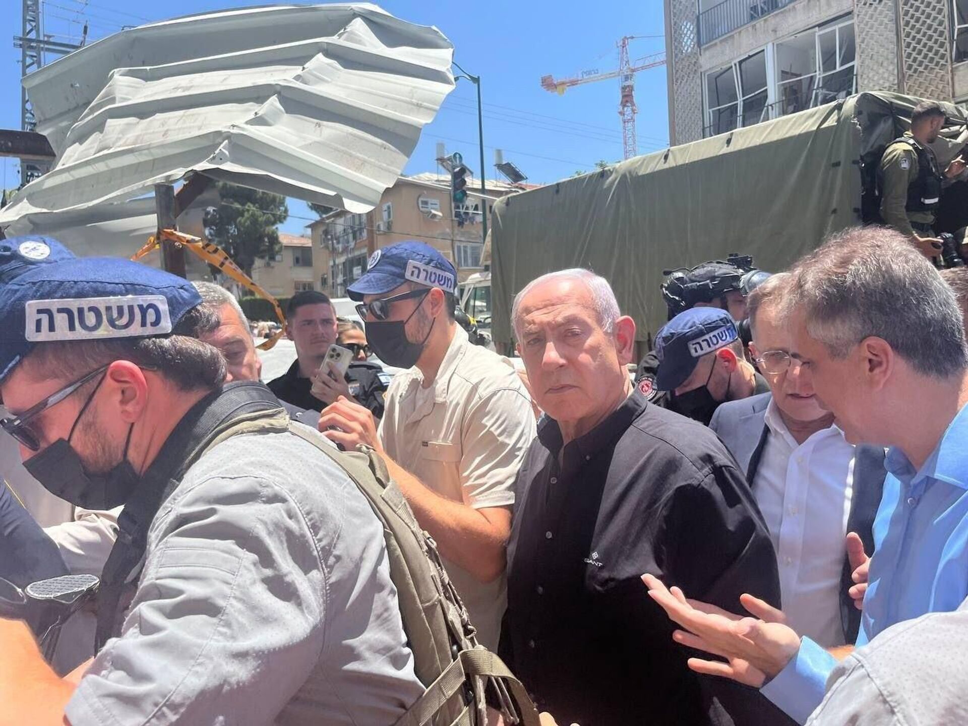 Israel's PM Netanyahu, Joined by Ben-Gvir, Katz Visit Site of Iranian Missile Strike on Tel Aviv Suburb - Sputnik Africa, 1920, 15.06.2025