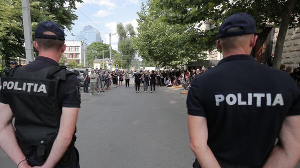 Police officers and supporters of the Moldovan opposition party Shor during a protest in Chisinau. - Sputnik Africa