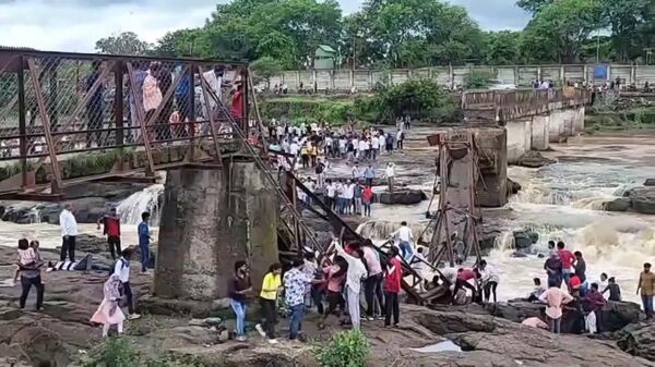 #viral | A Bridge Collapses With Tourists in Kund Mala in India - Sputnik Africa