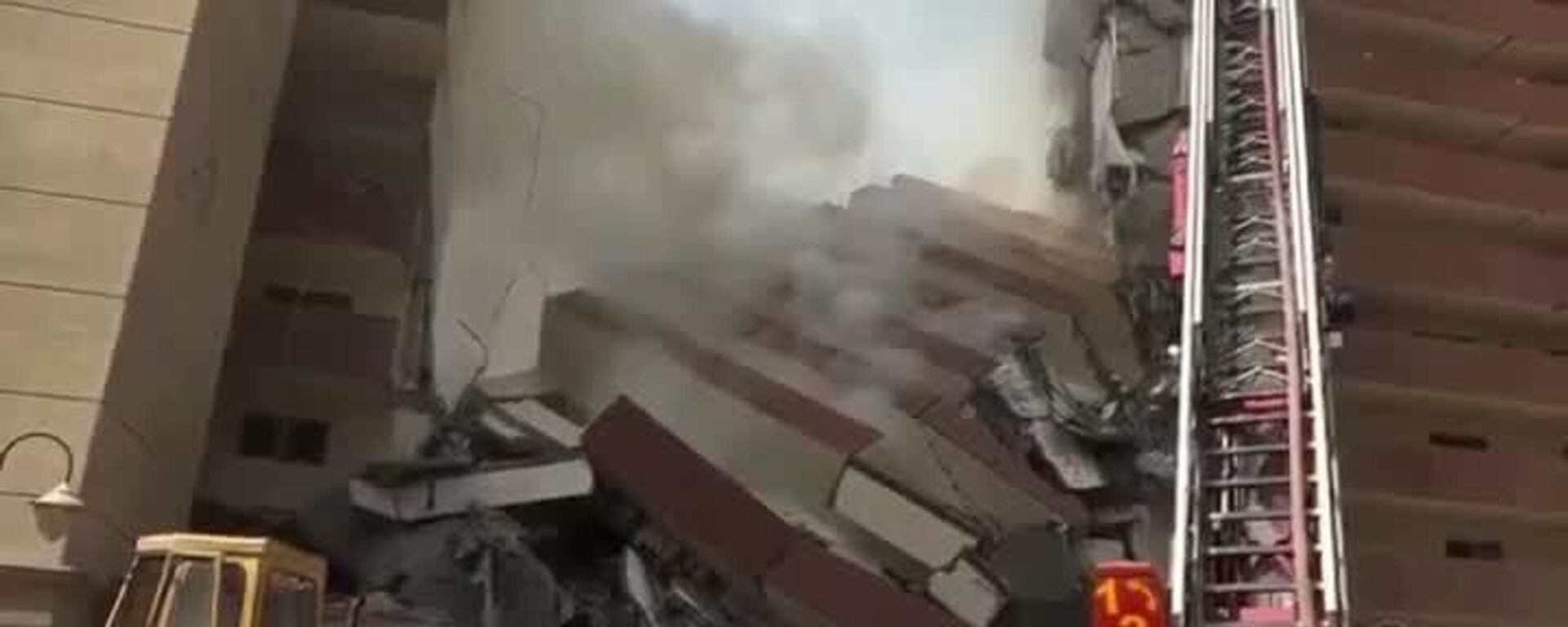 Footage of a building collapsed in Tehran as a result of the Israeli strike - Sputnik Africa, 1920, 15.06.2025