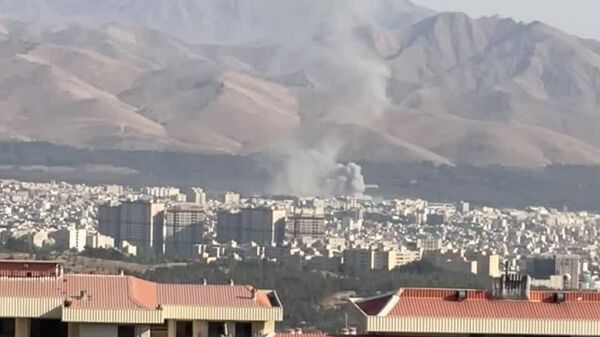 Footage of Rising Smoke and Dust Column After Explosions in Eastern Tehran From ISNA Agency - Sputnik Africa
