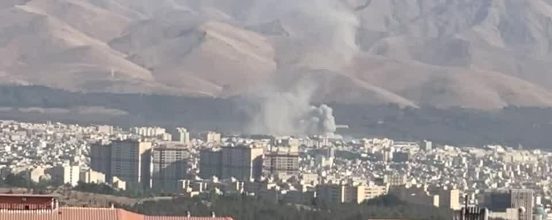 Footage of Rising Smoke and Dust Column After Explosions in Eastern Tehran From ISNA Agency - Sputnik Africa, 1920, 16.06.2025