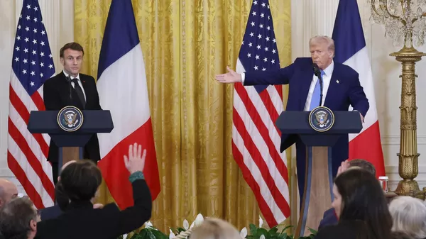Les Présidents américain et français, Donald Trump et Emmanuel Macron, à la Maison-Blanche, le 24 février 2025 - Sputnik Afrique