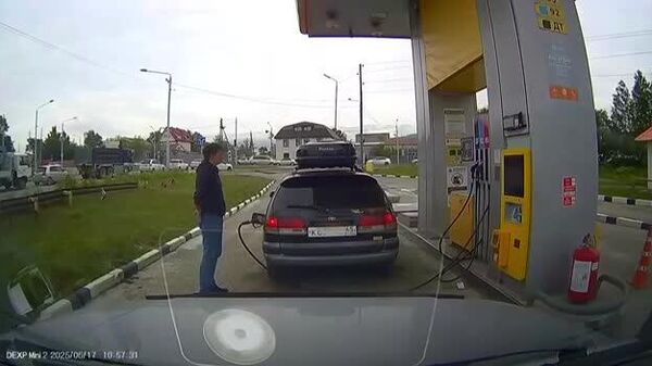 #viral | Near Disaster in Sakhalin, Russia: Driver Ignites Fuel Tank While Burning Sticker - Sputnik Africa