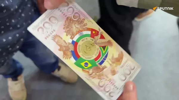 ▶ Un billet de banque symbolique des a été présenté lors du #SPIEF2025 - Sputnik Afrique