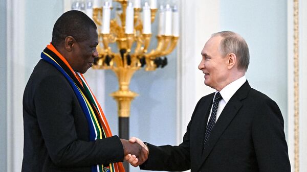 Paul Mashatile et Vladimir Poutine à Saint-Pétersbourg, le 19 juin 2025 - Sputnik Afrique