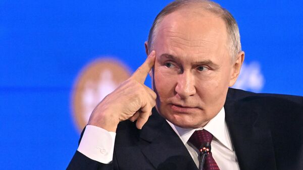 Poutine prononce un discours clé lors de la session plénière du SPIEF 2025 - Sputnik Afrique