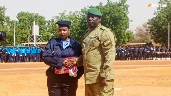 Moments forts de la cérémonie de remise de cadeaux aux élèves de l'École nationale de police, à Niamey - Sputnik Afrique