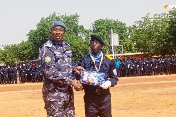 Moments forts de la cérémonie de remise de cadeaux aux élèves de l'École nationale de police, à Niamey Moments forts de la cérémonie de remise de cadeaux aux élèves de l'École nationale de police, à Niamey - Sputnik Afrique