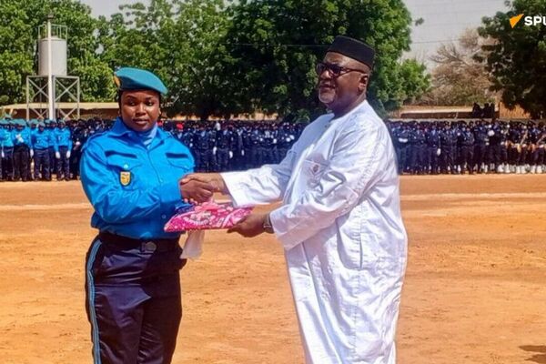 Moments forts de la cérémonie de remise de cadeaux aux élèves de l'École nationale de police, à Niamey Moments forts de la cérémonie de remise de cadeaux aux élèves de l'École nationale de police, à Niamey - Sputnik Afrique