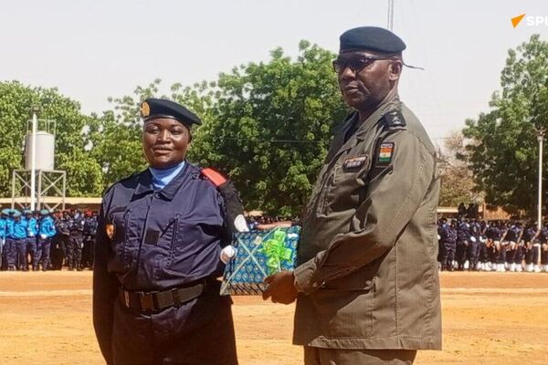 Moments forts de la cérémonie de remise de cadeaux aux élèves de l'École nationale de police, à Niamey Moments forts de la cérémonie de remise de cadeaux aux élèves de l'École nationale de police, à Niamey - Sputnik Afrique