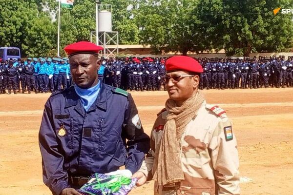 Moments forts de la cérémonie de remise de cadeaux aux élèves de l'École nationale de police, à Niamey Moments forts de la cérémonie de remise de cadeaux aux élèves de l'École nationale de police, à Niamey - Sputnik Afrique