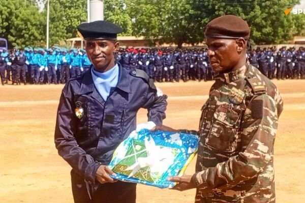 Moments forts de la cérémonie de remise de cadeaux aux élèves de l'École nationale de police, à Niamey Moments forts de la cérémonie de remise de cadeaux aux élèves de l'École nationale de police, à Niamey - Sputnik Afrique