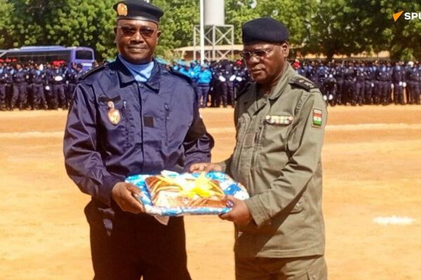 Moments forts de la cérémonie de remise de cadeaux aux élèves de l'École nationale de police, à Niamey Moments forts de la cérémonie de remise de cadeaux aux élèves de l'École nationale de police, à Niamey - Sputnik Afrique