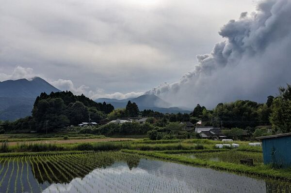 #viral | Shinmoedake Volcano Erupts in Southwestern Japan for First Time Since June 2018 #viral | Shinmoedake Volcano Erupts in Southwestern Japan for First Time Since June 2018 - Sputnik Africa