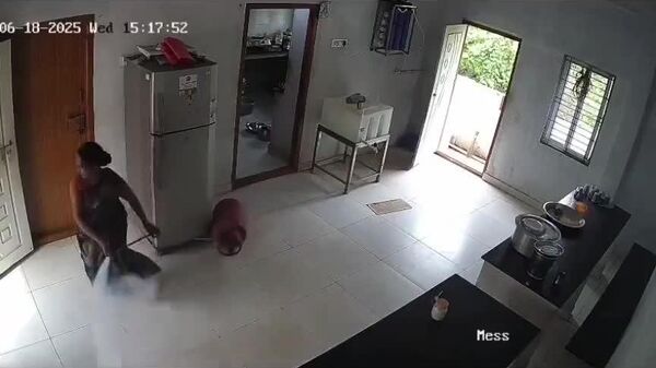 ▶ Vidéo choc! Deux personnes ont survécu à une explosion de gaz - Sputnik Afrique