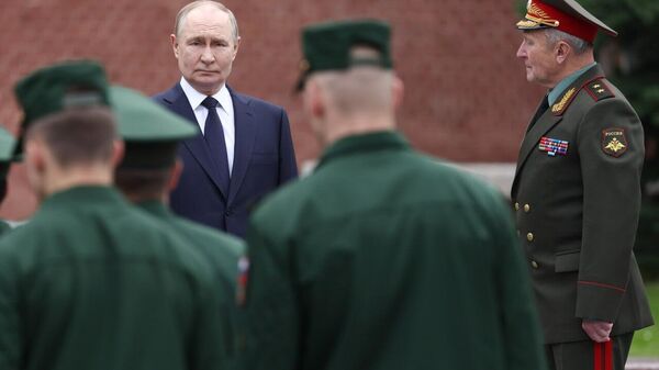 Russia will continue to develop its armed forces as guarantee of its sovereignty, Putin says - Sputnik Africa