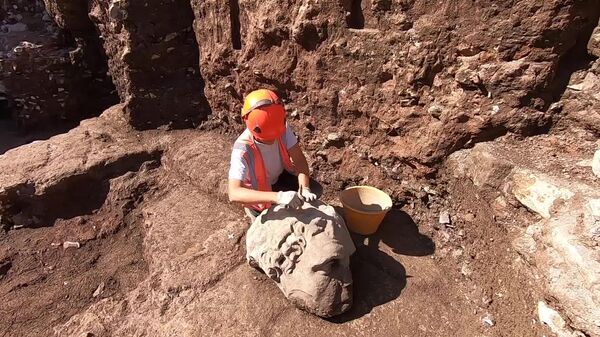 #viral | Ancient Marvel: Giant Marble Head Unearthed in Rome - Sputnik Africa
