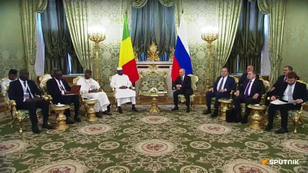 Vladimir Poutine reçoit le Président malien au Kremlin - VIDEO INTEGRALE - Sputnik Afrique