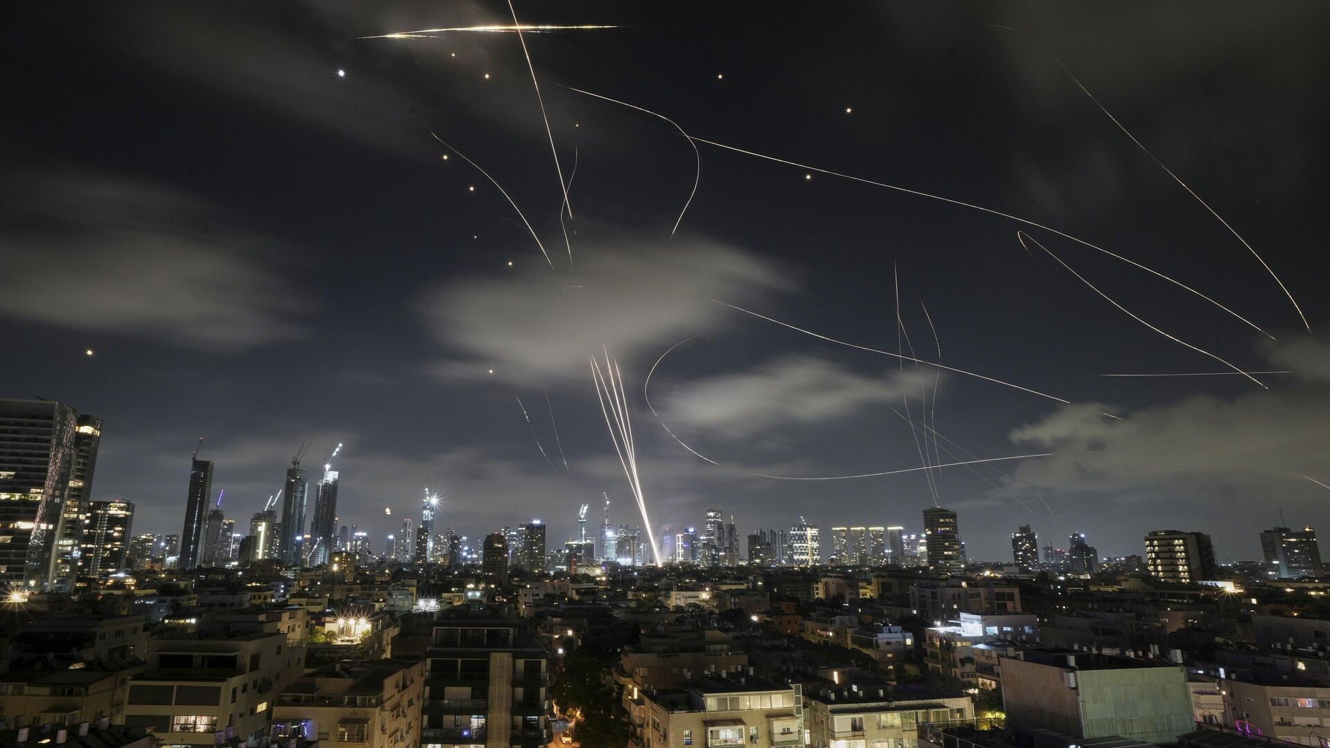 The Israeli Iron Dome air defense system fires to intercept missiles during an Iranian attack over Tel Aviv, Israel, early Wednesday, June 18, 2025. The Israeli Iron Dome air defense system fires to intercept missiles during an Iranian attack over Tel Aviv, Israel, early Wednesday, June 18, 2025. - Sputnik Afrique, 1920, 24.06.2025