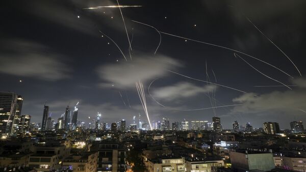 The Israeli Iron Dome air defense system fires to intercept missiles during an Iranian attack over Tel Aviv, Israel, early Wednesday, June 18, 2025.  - Sputnik Afrique