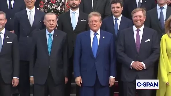 ▶ Trump et Zelensky se retrouvent - Sputnik Afrique