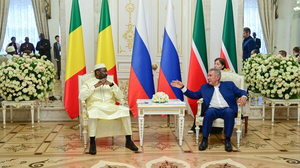 Le Président de la transition malienne, Assimi Goïta, et le chef de la république russe du Tatarstan, Roustam Minnikhanov, à Kazan, le 25 juin 2025 - Sputnik Afrique