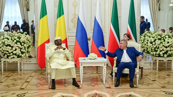 Le Président de la transition malienne, Assimi Goïta, et le chef de la république russe du Tatarstan, Roustam Minnikhanov, à Kazan, le 25 juin 2025 - Sputnik Afrique