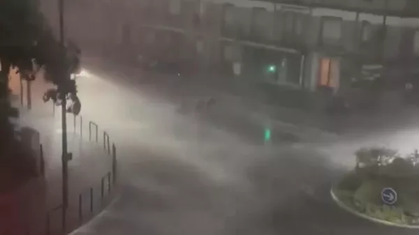 Une puissante tempête avec des rafales de vent à plus de 130 km/h a traversé Paris et sa banlieue - Sputnik Afrique