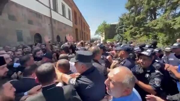 A fight between police and priests broke out at the residence of the head of the Armenian Apostolic Church, a Sputnik correspondent reports - Sputnik Africa