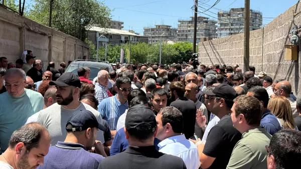 Ситуация перед зданием СК в Ачапняке, где содержится Самвел Карапетян (18 июня 2025). Еревaн - Sputnik Afrique