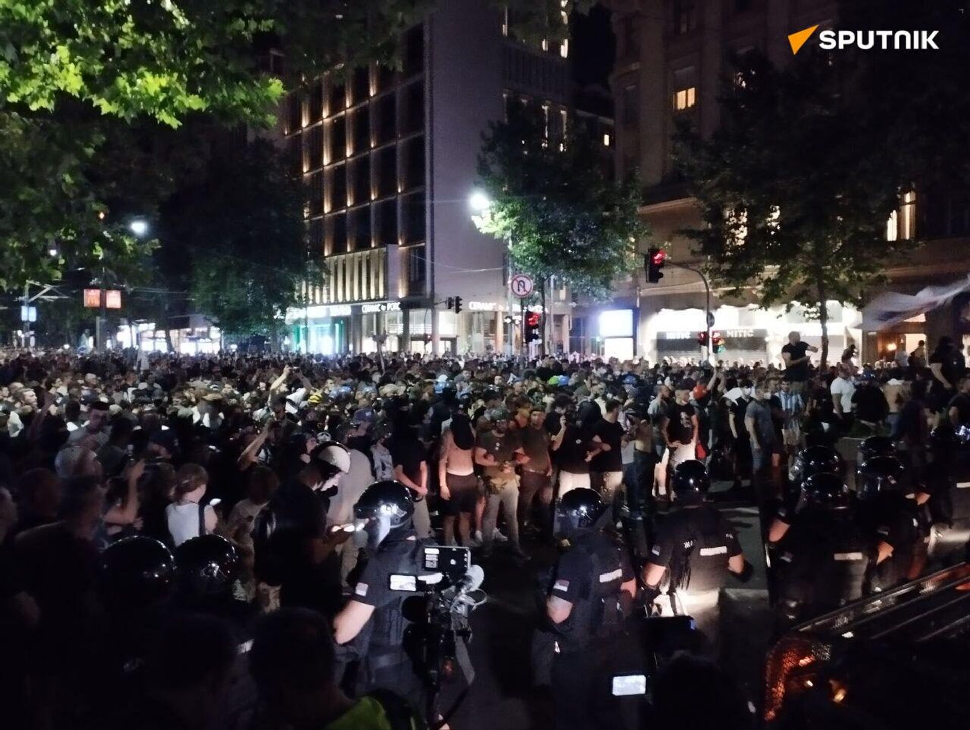 Riot police clear protesters from central Belgrade amid tense standoff – Sputnik correspondent Riot police clear protesters from central Belgrade amid tense standoff – Sputnik correspondent - Sputnik Africa, 1920, 29.06.2025