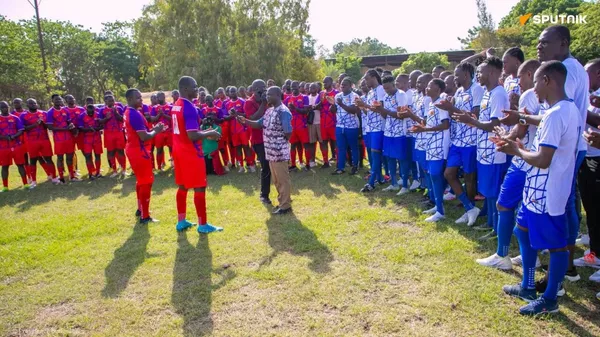 Ibrahim Traoré joue au foot et enflamme le terrain face aux stars africaines à Ouagadougou - Sputnik Afrique