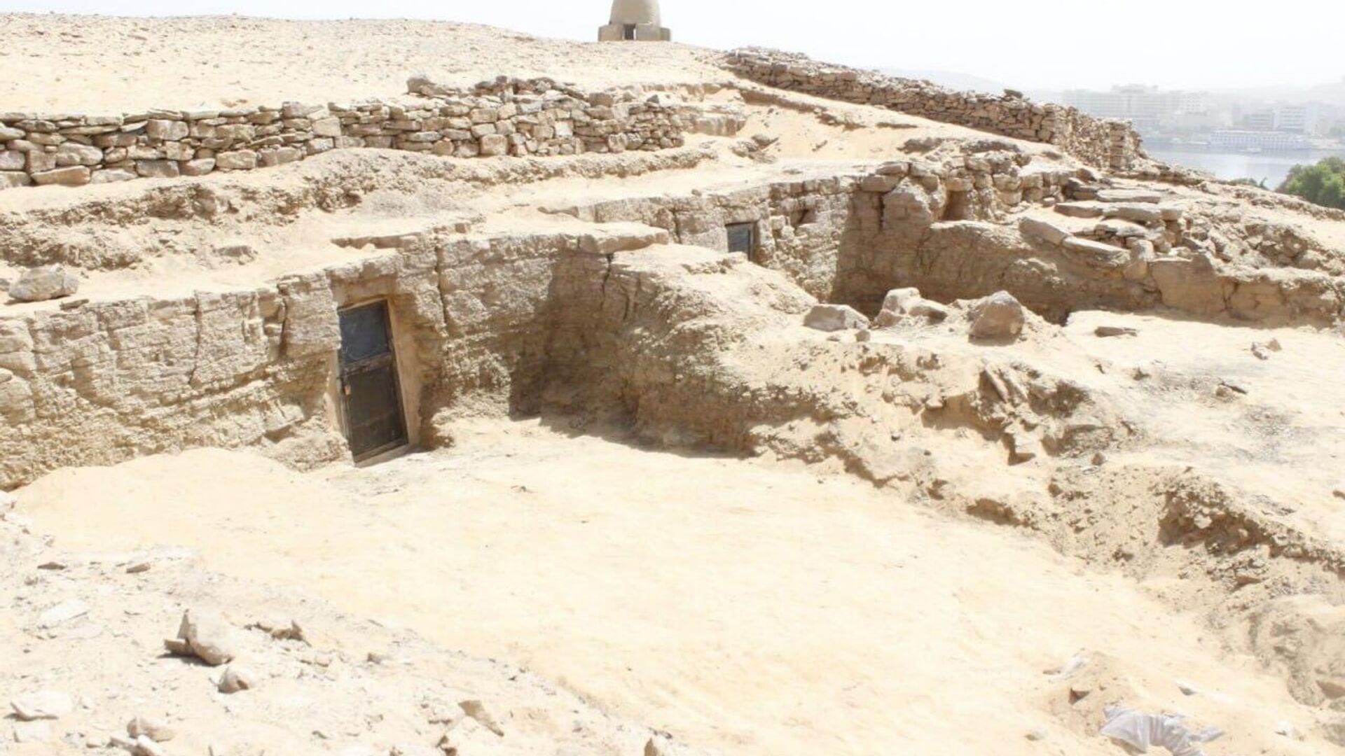 Ancient Secrets Unearthed: Egypt Discovers Three 4,000-Year-Old Tombs Likely Reused Across Eras Ancient Secrets Unearthed: Egypt Discovers Three 4,000-Year-Old Tombs Likely Reused Across Eras - Sputnik Africa, 1920, 29.06.2025