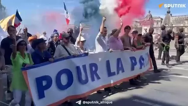 Macron, on ne mourra pas pour l’Ukraine, Halte aux va-t’en-guerre de l’Otan, L’Europe ça suffit: les Français manifestent à Paris - Sputnik Afrique