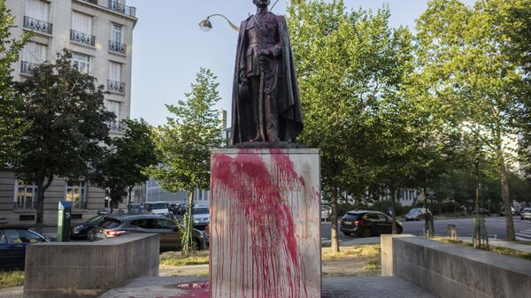 La statue d'Hubert Lyautey, qui a servi au Maroc, en Algérie, à Madagascar et en Indochine sous contrôle français, est recouverte de peinture rouge le lundi 22 juin 2020. Deux statues liées à l'époque coloniale française ont été recouvertes de graffitis lundi, dans le cadre d'un mouvement mondial visant à démolir les monuments dédiés à des personnalités liées à l'esclavage ou au colonialisme. (AP Photo/Rafael Yaghobzadeh) - Sputnik Afrique