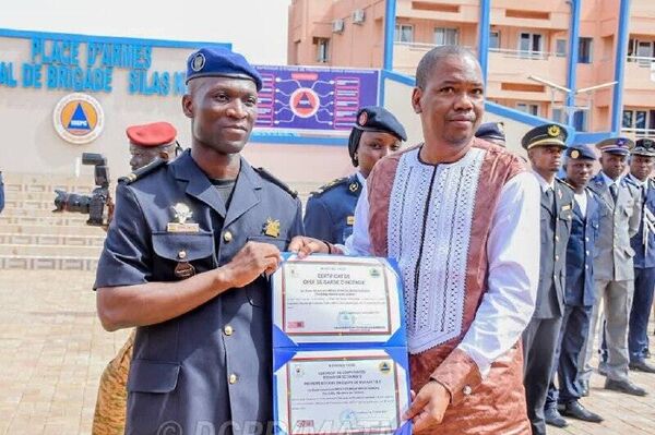 Garants de la sécurité: des pompiers africains finissent leur formation au Burkina Garants de la sécurité: des pompiers africains finissent leur formation au Burkina - Sputnik Afrique