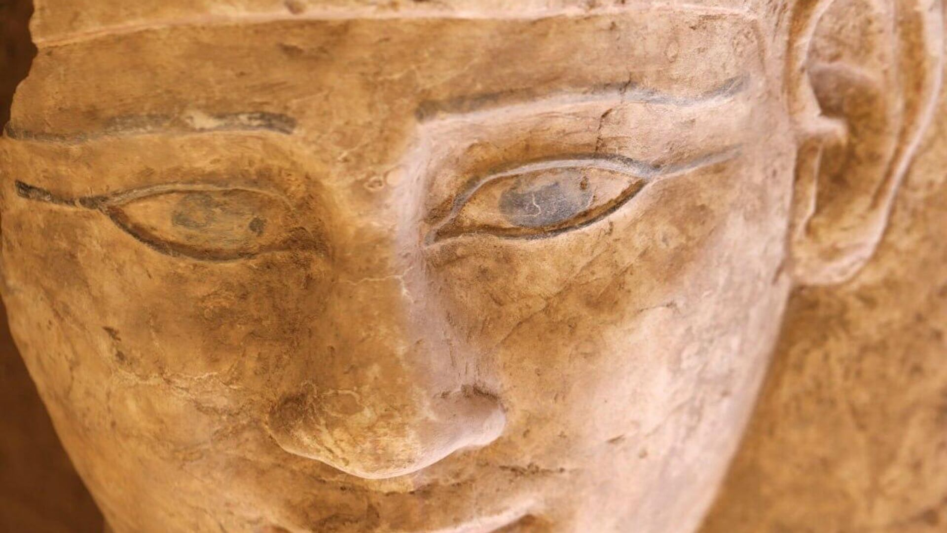 Well-Preserved 2-Meter Sarcophagus Unearthed in Egypt Along With Tombs From Ptolemaic & Roman Eras Well-Preserved 2-Meter Sarcophagus Unearthed in Egypt Along With Tombs From Ptolemaic & Roman Eras - Sputnik Africa, 1920, 05.07.2025