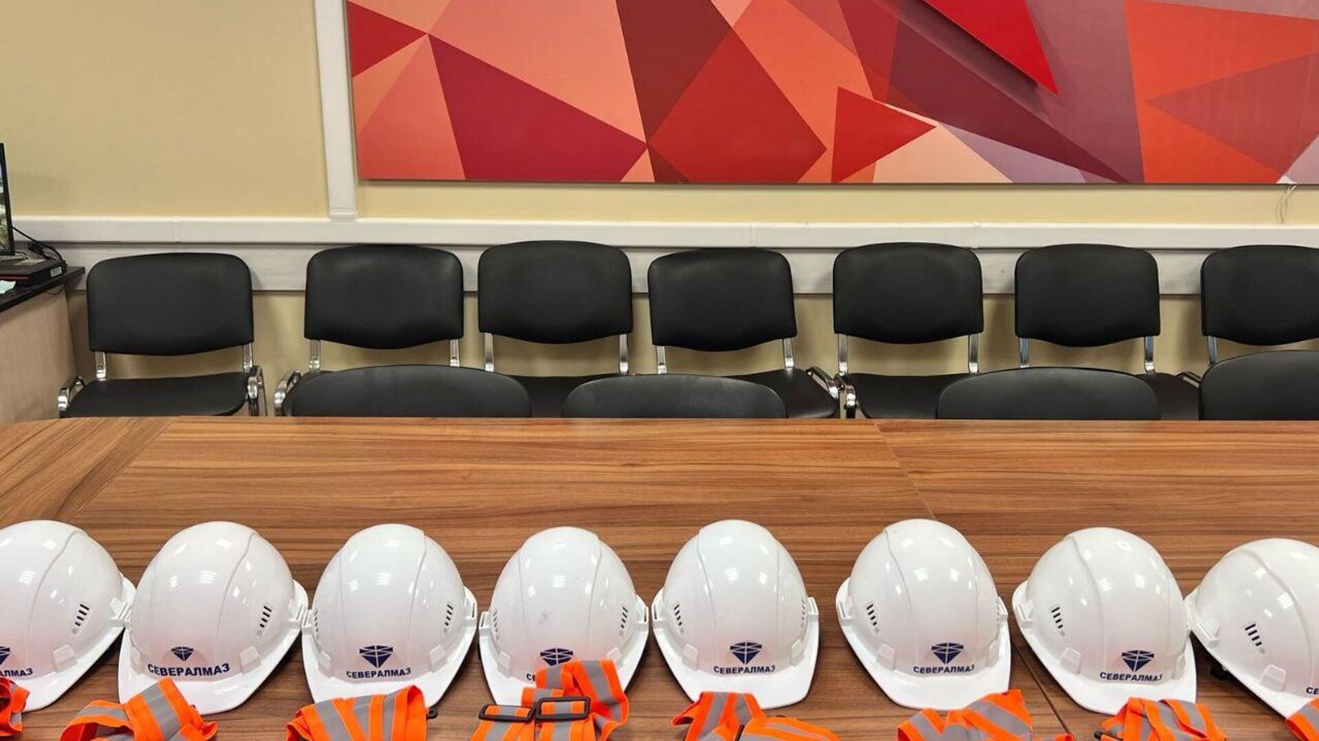 Russia Trains Sierra Leonean, Venezuelan Gemologists as 'Architects' of Fairer Global Diamond Industry Russia Trains Sierra Leonean, Venezuelan Gemologists as 'Architects' of Fairer Global Diamond Industry - Sputnik Africa, 1920, 07.07.2025