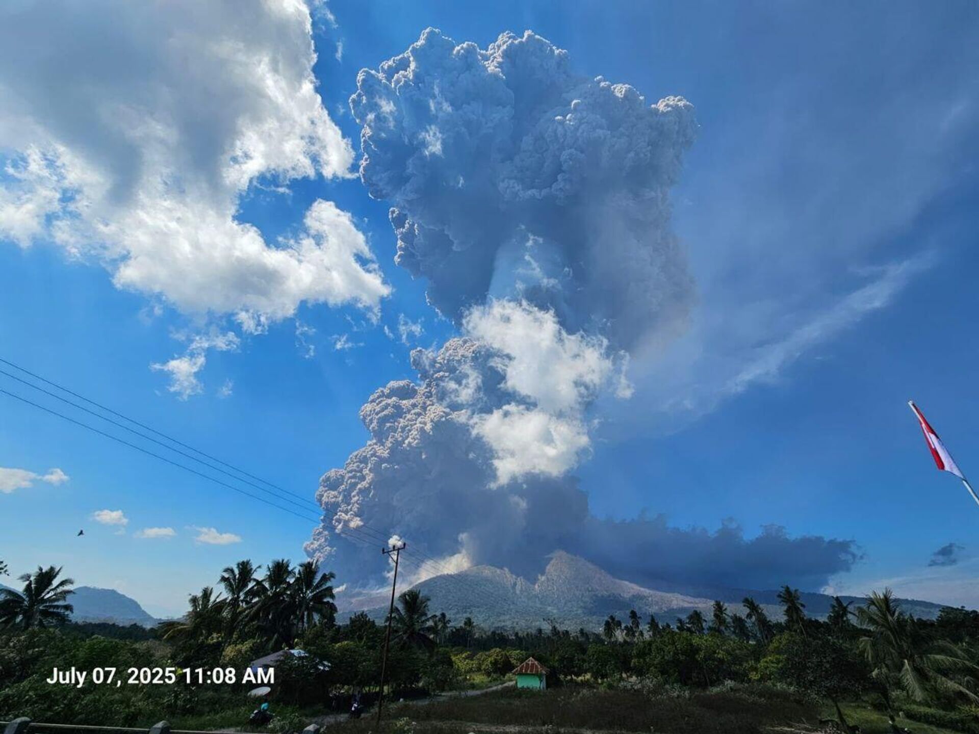 #viral | Additional Footage of Indonesia's Mount Lewotobi Laki-Laki Eruption #viral | Additional Footage of Indonesia's Mount Lewotobi Laki-Laki Eruption - Sputnik Africa, 1920, 08.07.2025