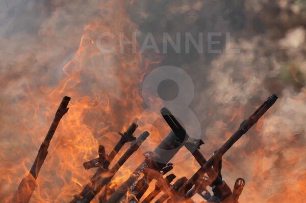PKK Members Burn Weapons in Disarmament Step PKK Members Burn Weapons in Disarmament Step - Sputnik Africa